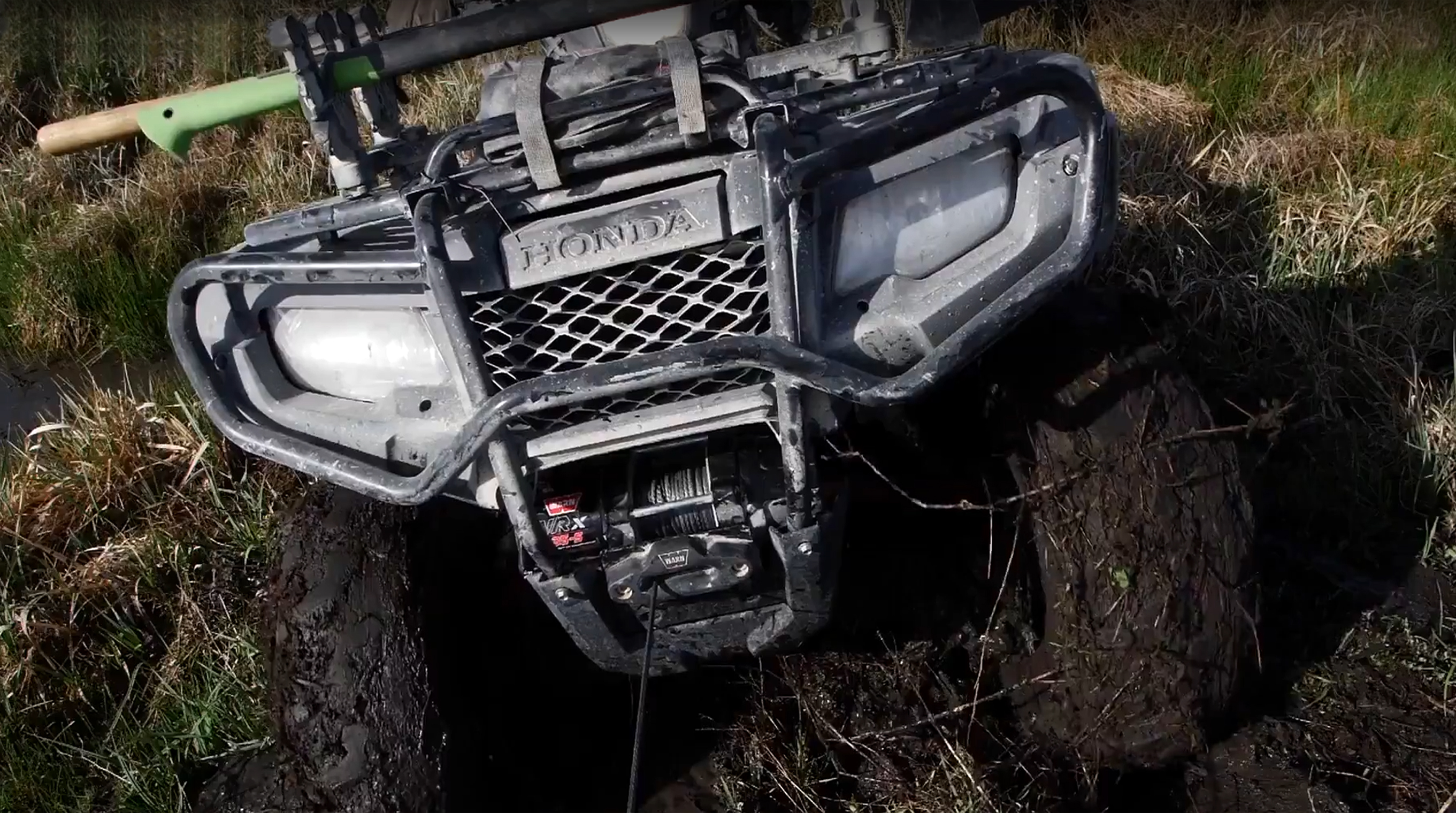VRX powersports Warn winch op Honda in de modder